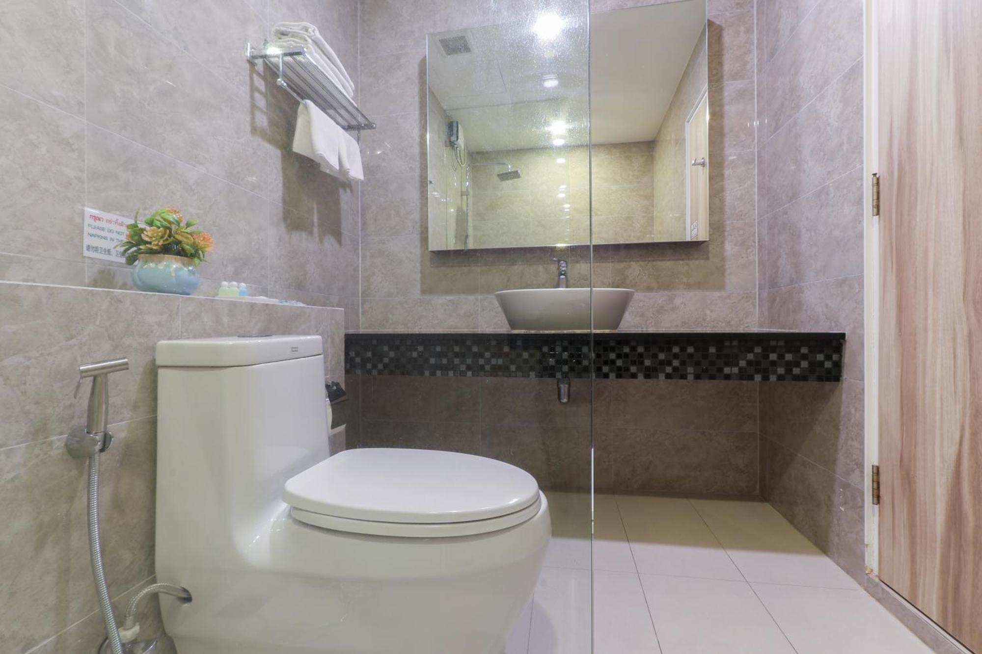 Leela Orchid Hotel Банкок Екстериор снимка