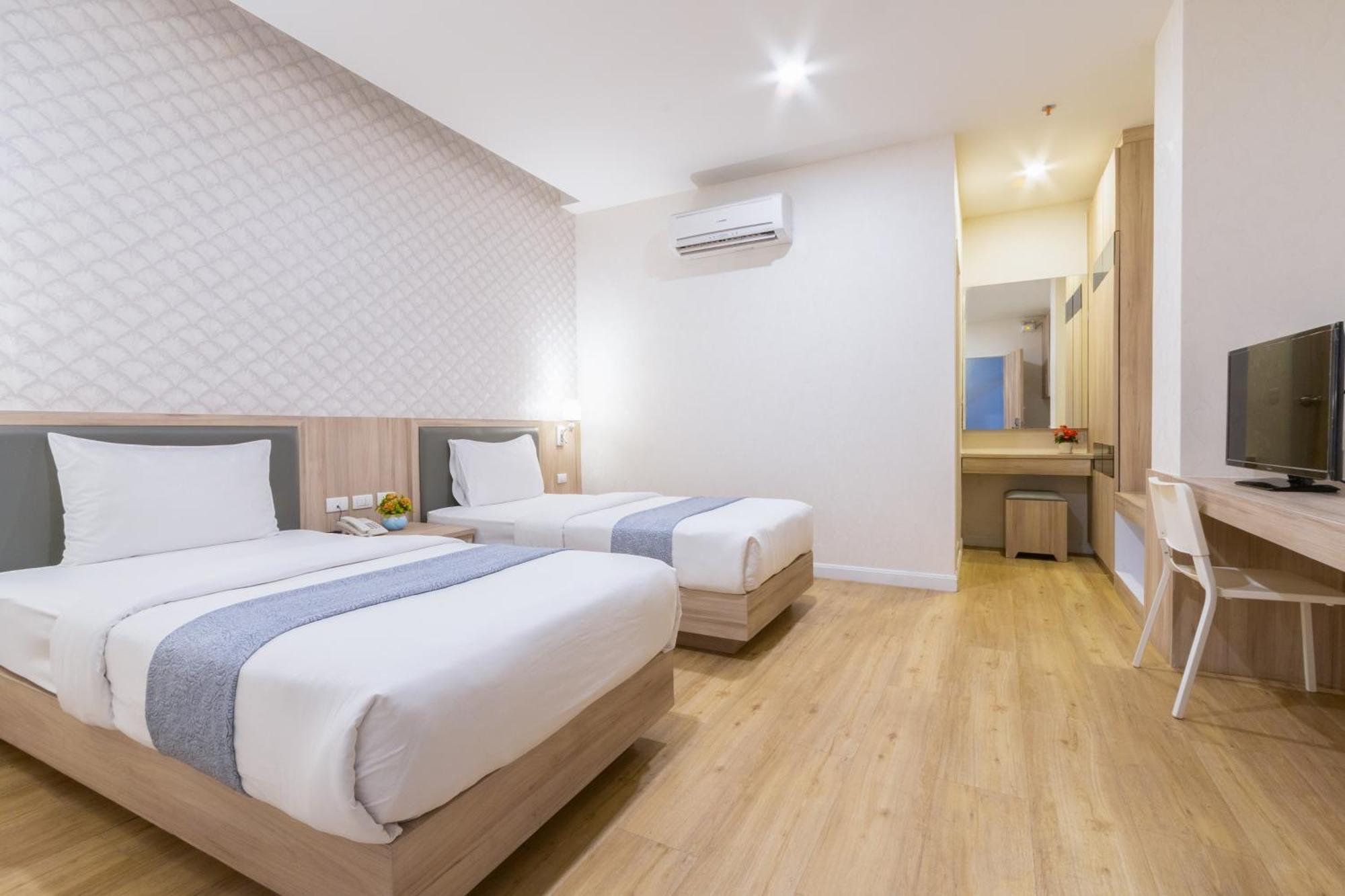 Leela Orchid Hotel Банкок Екстериор снимка