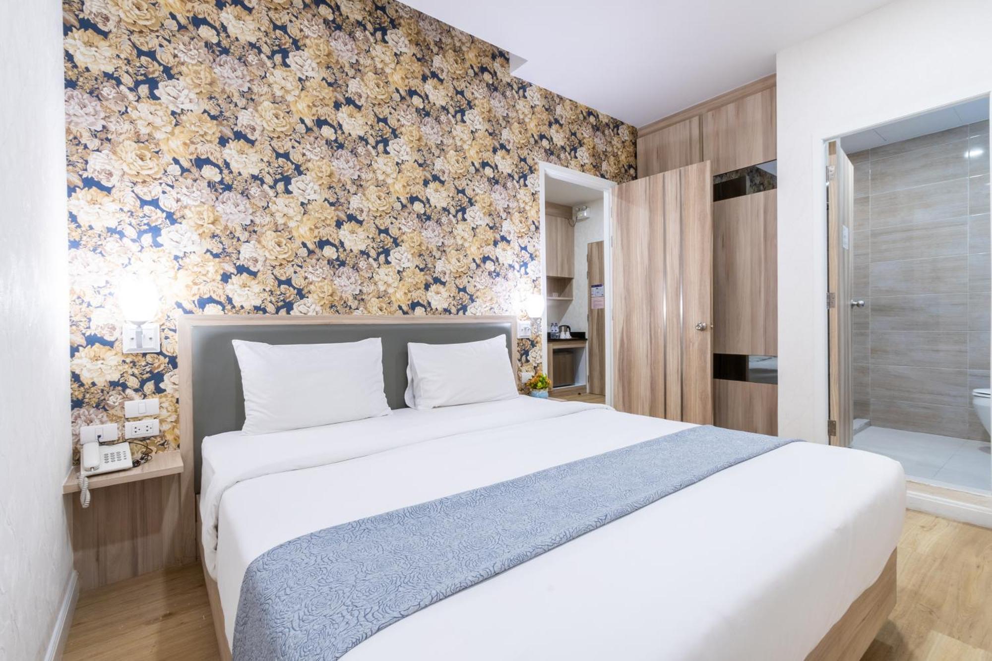 Leela Orchid Hotel Банкок Екстериор снимка