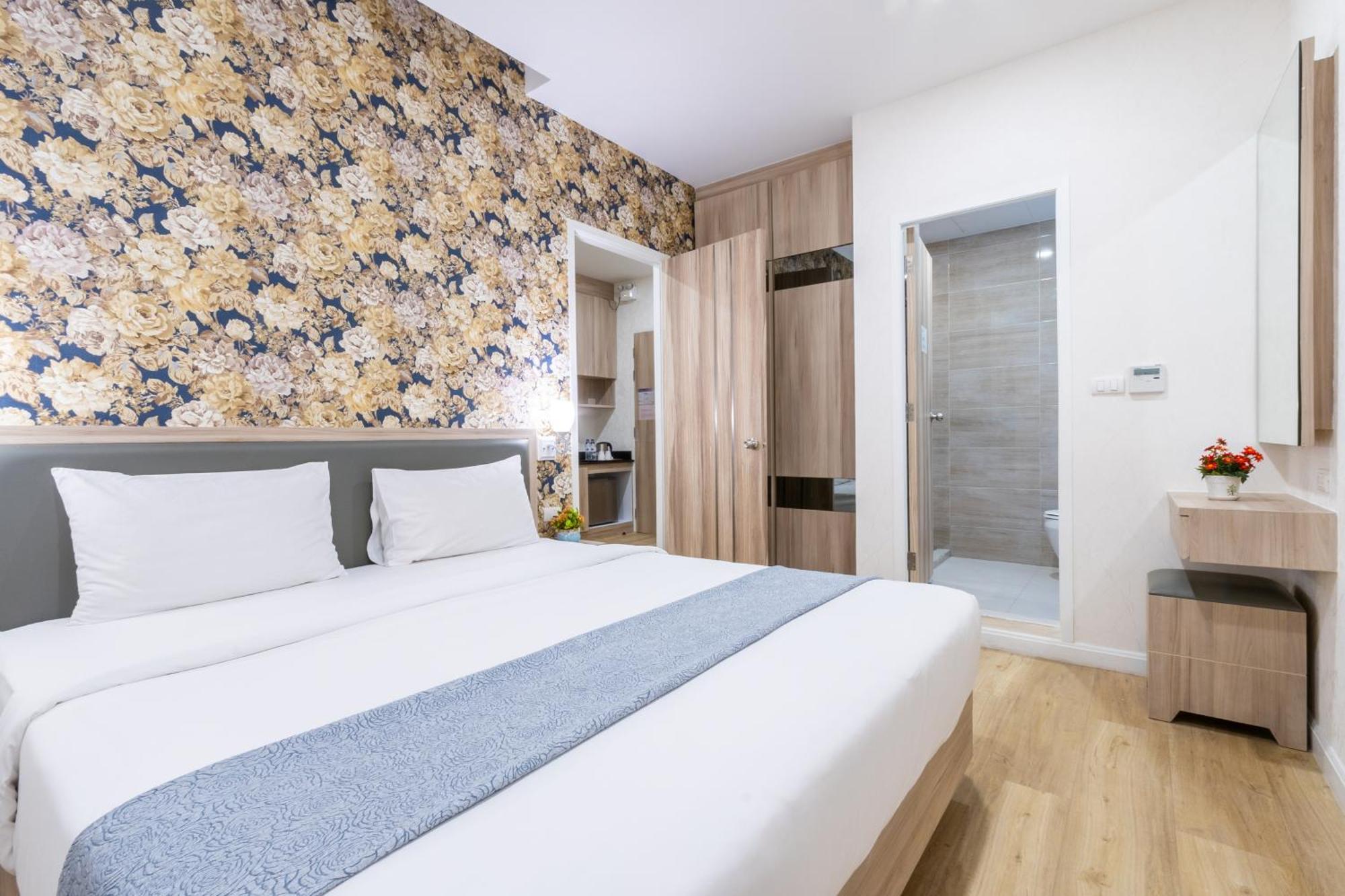 Leela Orchid Hotel Банкок Екстериор снимка