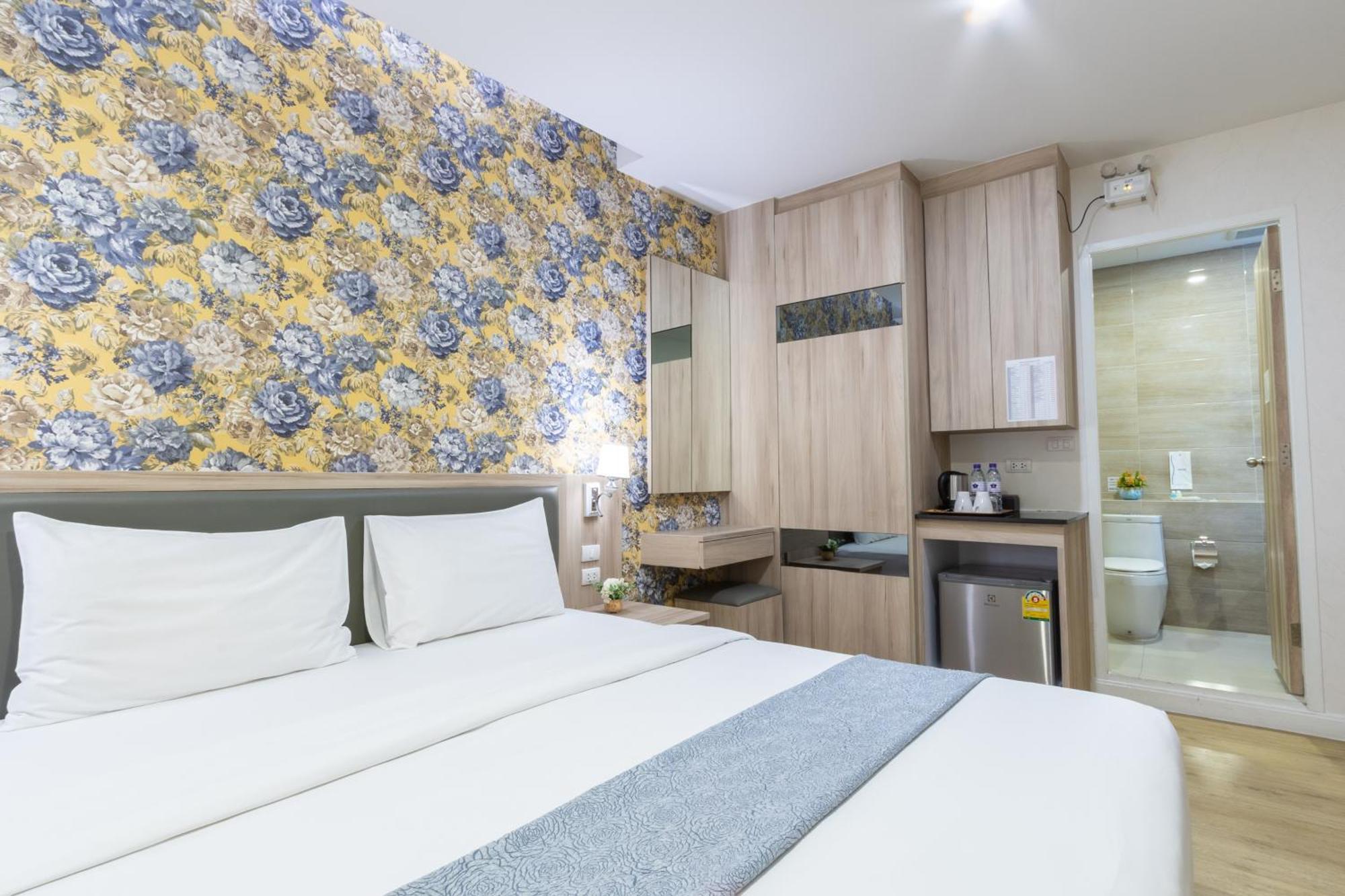 Leela Orchid Hotel Банкок Екстериор снимка