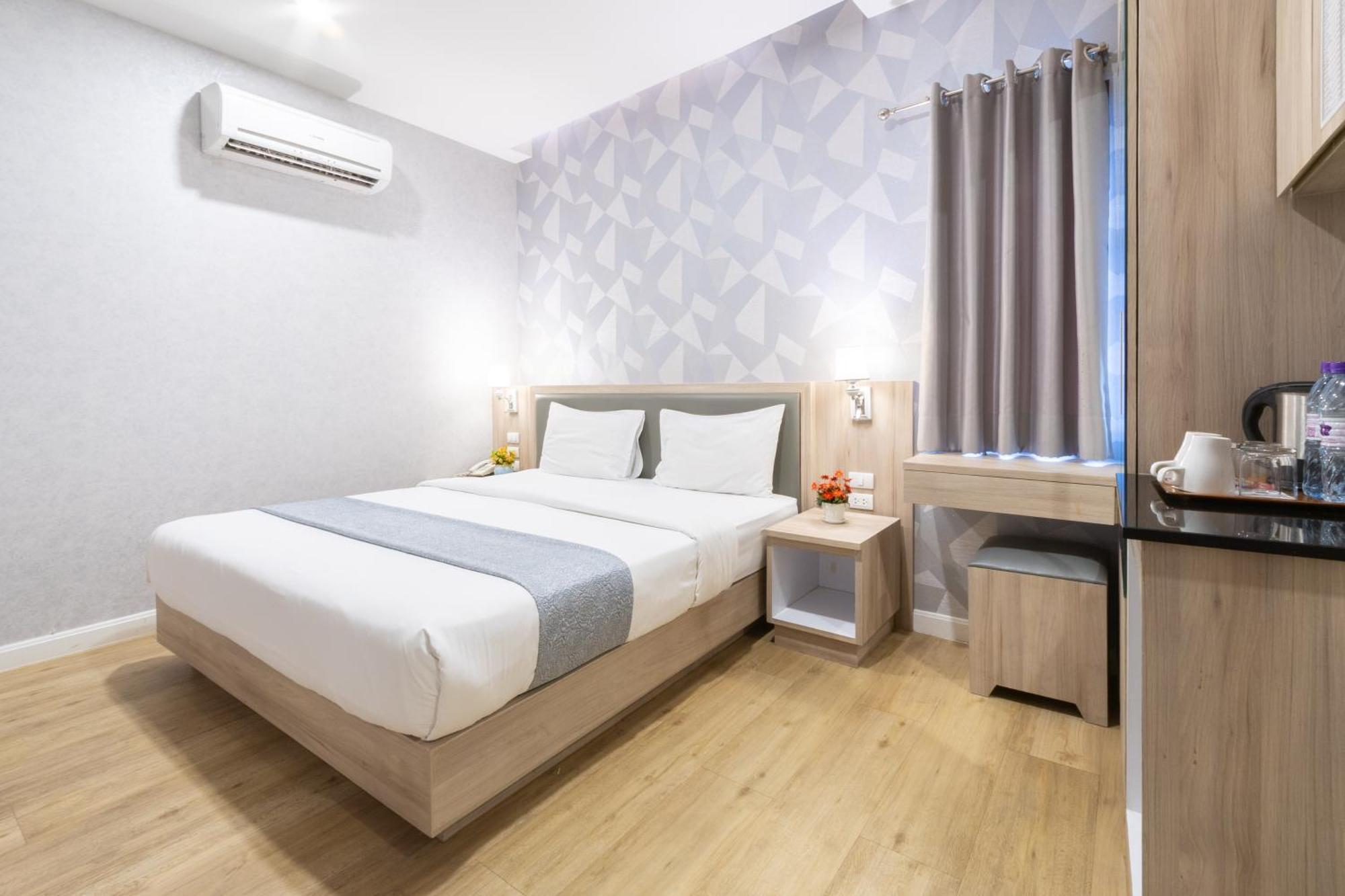 Leela Orchid Hotel Банкок Екстериор снимка